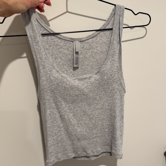 Skims Gray Ribbed Tank Top - Picture 4 of 4